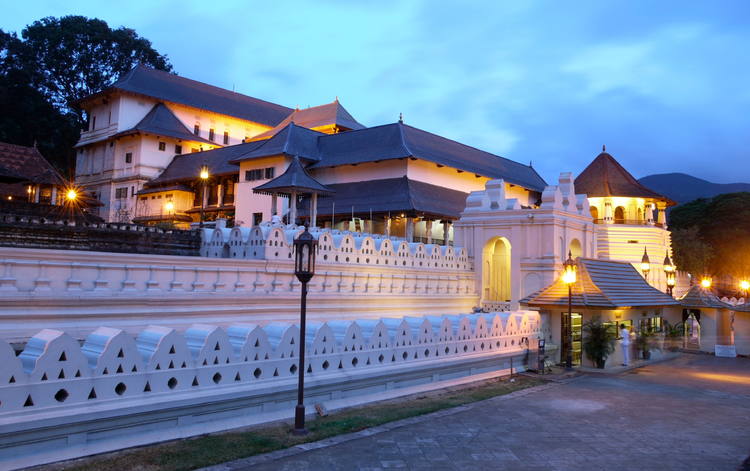 Temple de la Dent du Bouddha illuminé à Kandy, Sri Lanka