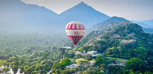 Montgolfière survolant les paysages du Sri Lanka