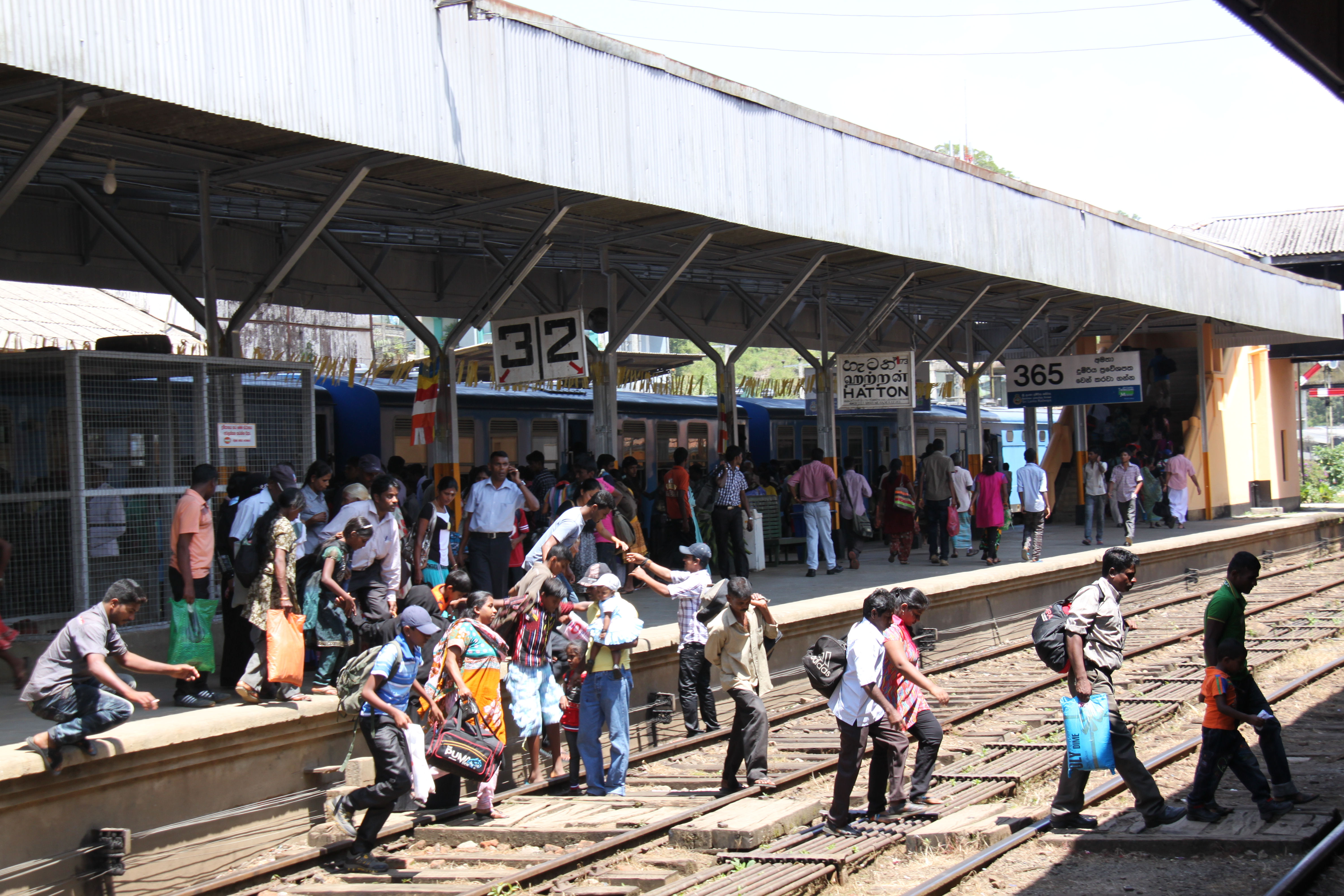 Gare sri lanka, gens sur les voies