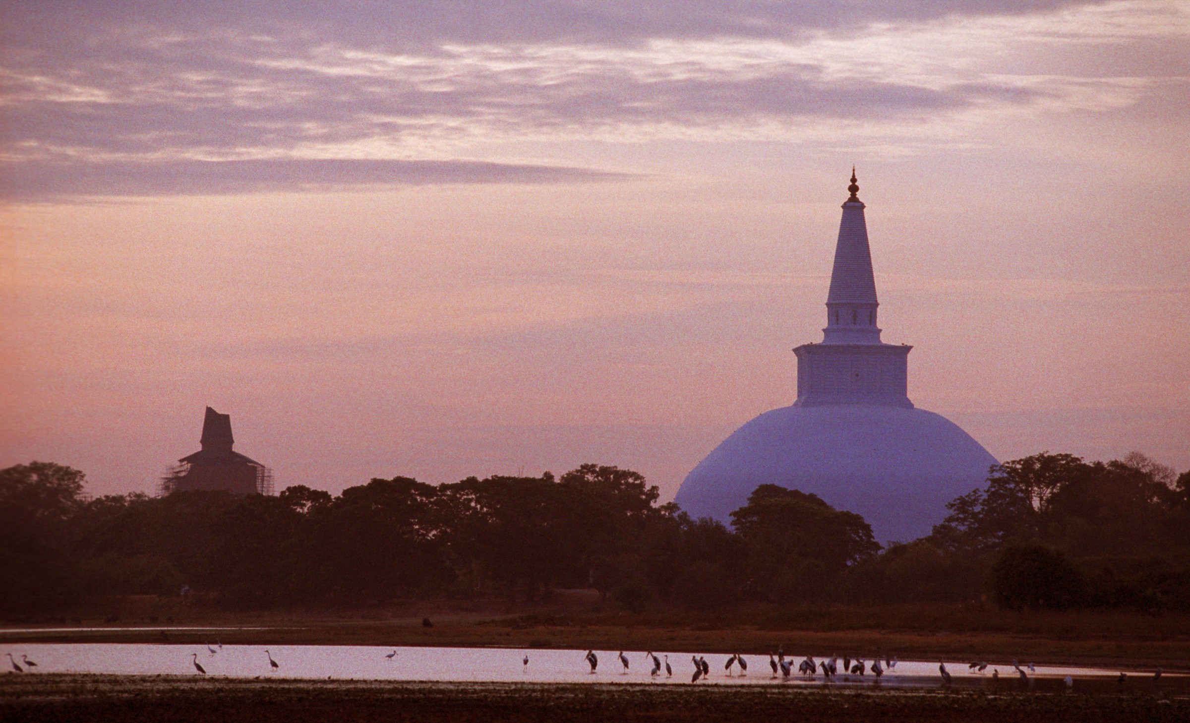 Ruwanveliseya over Basawakkulama-Anuradhapura