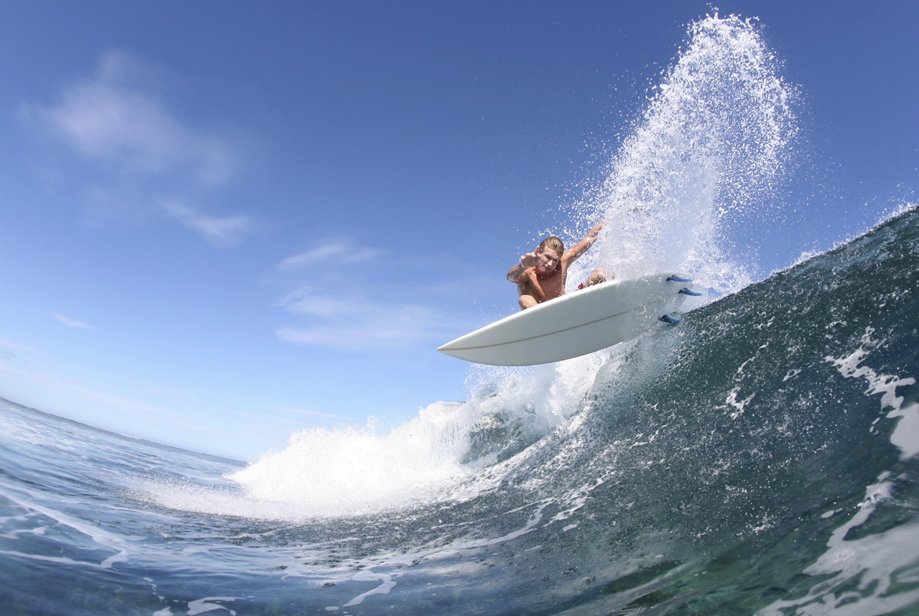 Femme faisant du surf