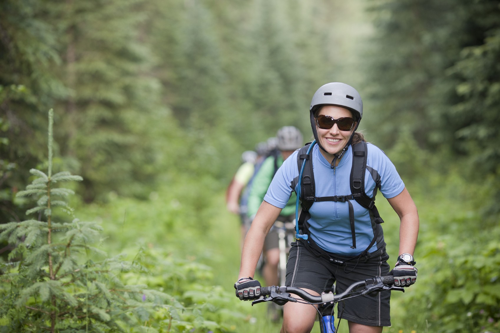 Femme faisant du vélo