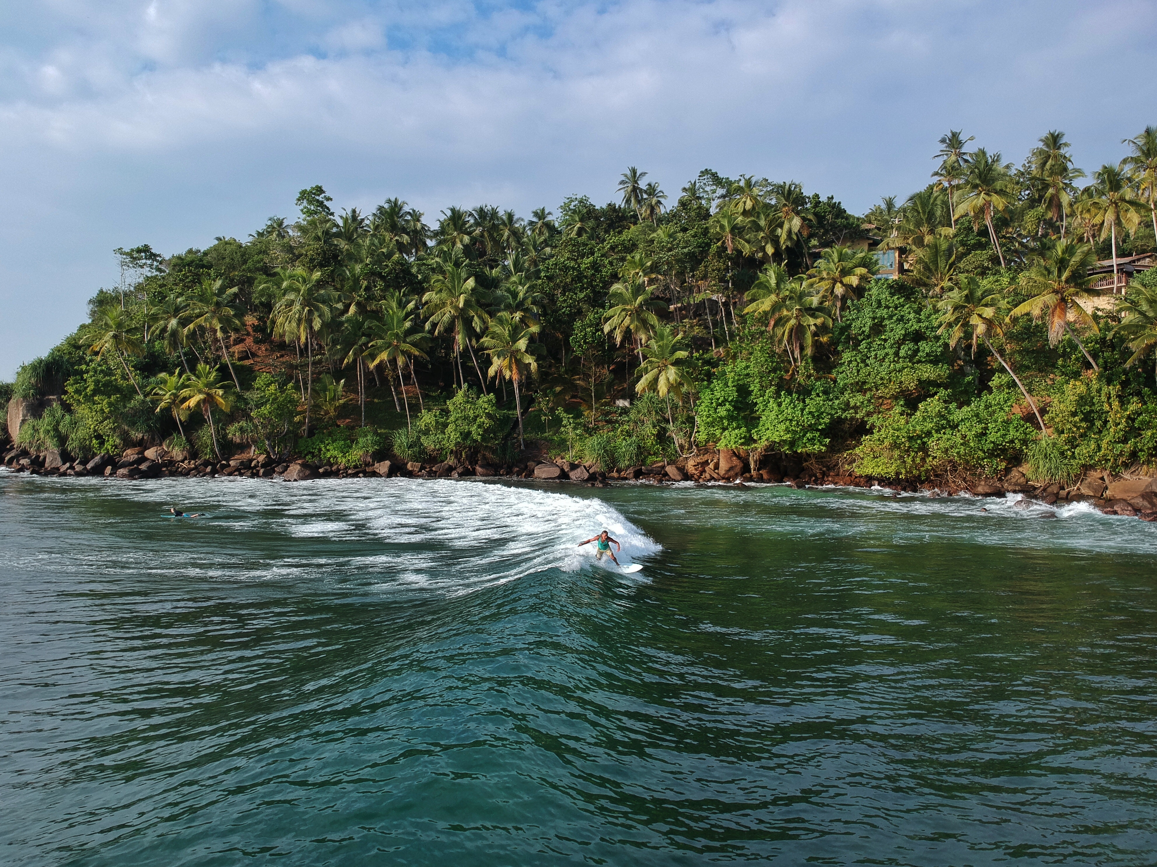 Surfeur sur une vague