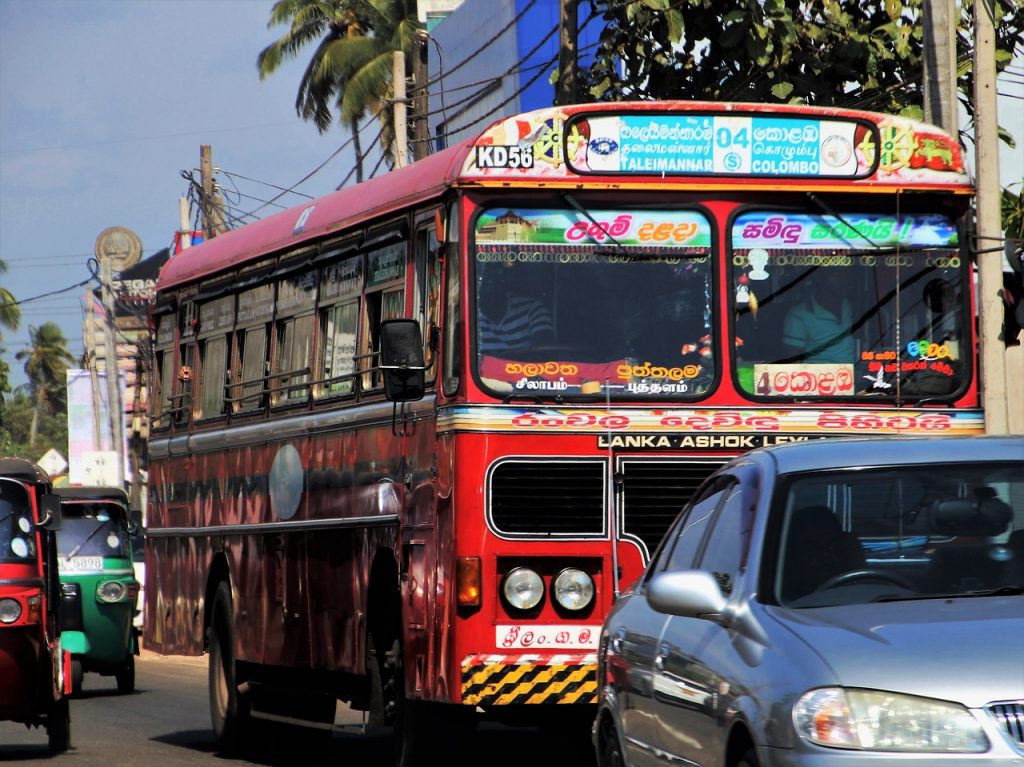 bus rouge circulation voiture grise route