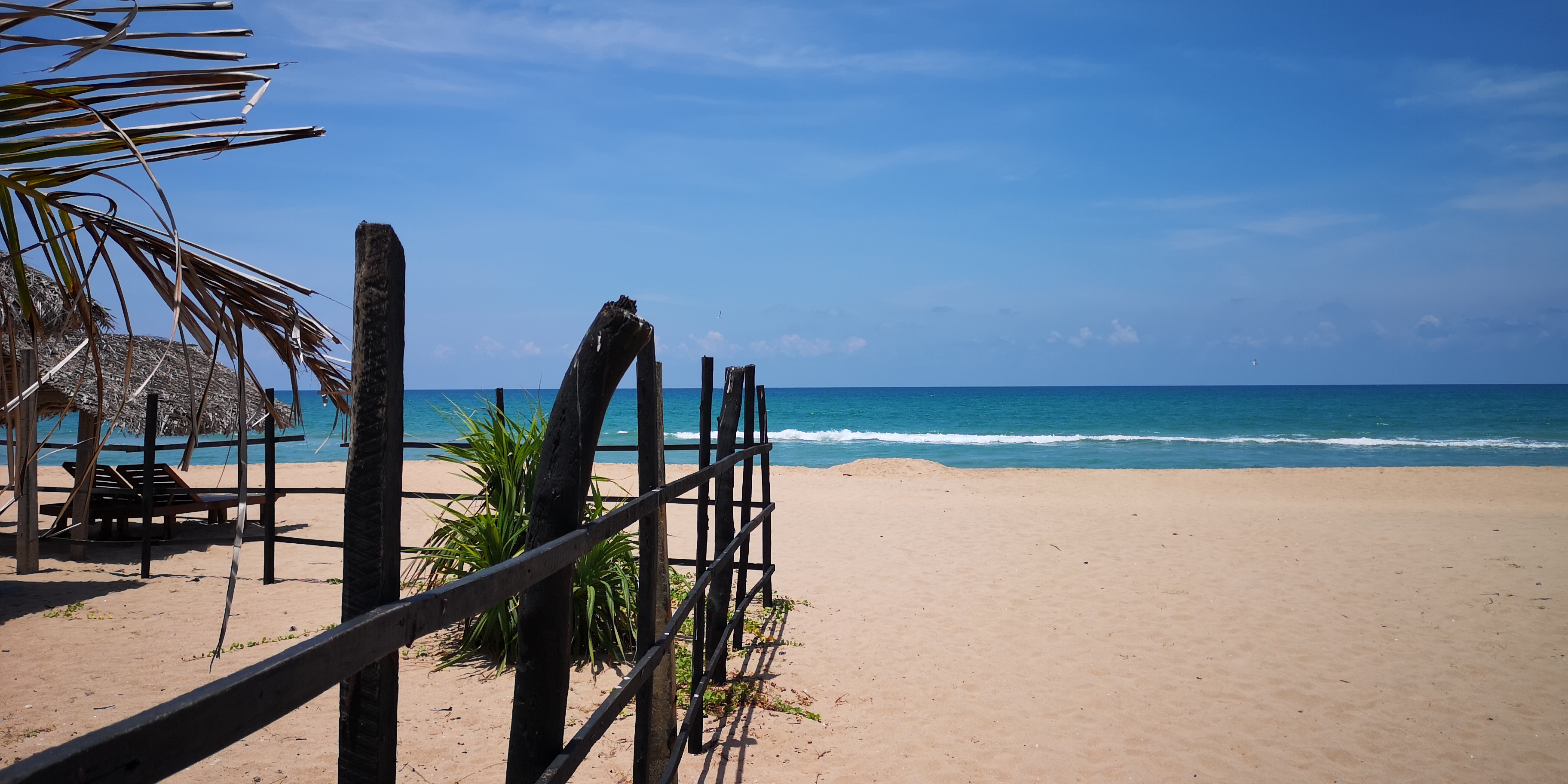 plage sable mer blanc bleu