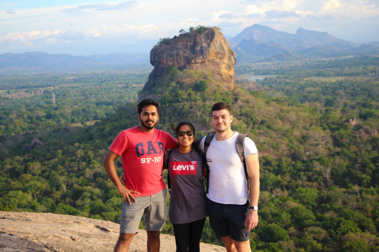 Équipe MonSriLanka devant le rocher du Lion à Sigiriya, Sri Lanka