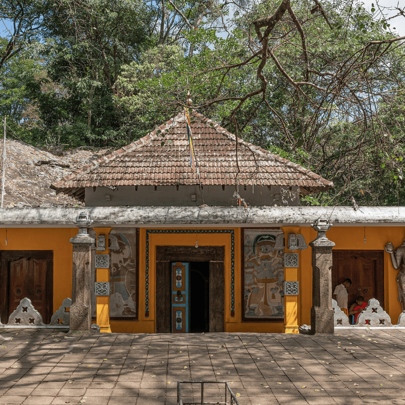 Temple rupestre de Dhowa près d'Ella ©A.Savin