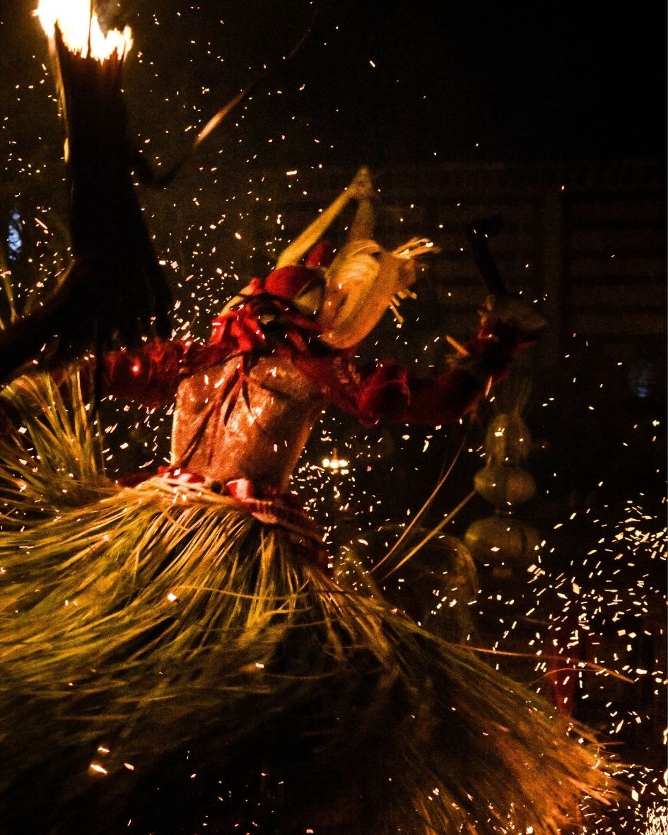 Danseur de feu lors de la procession du Perahera à Kandy, Sri Lanka