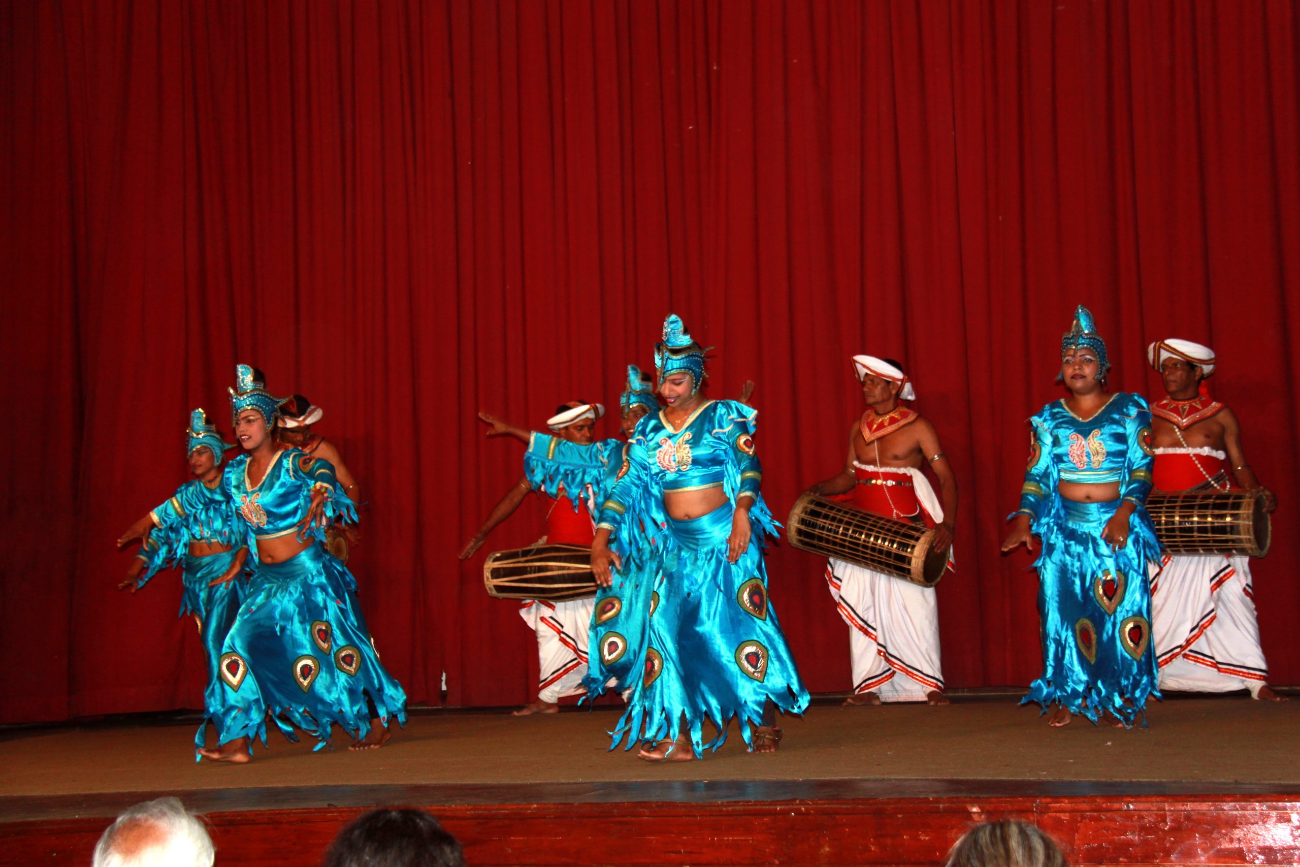 Danseurs traditionnels sri lankais en costume